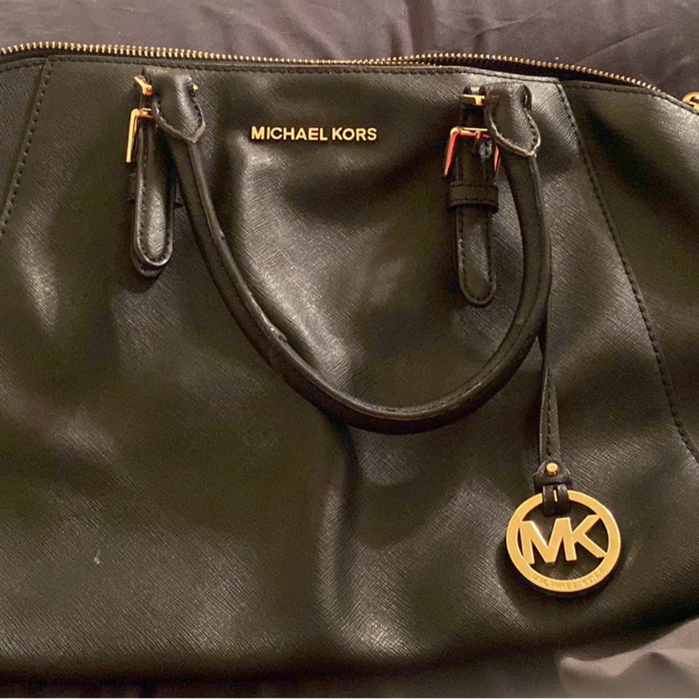 I’m selling a Michael kors bag used condition can compromise on price